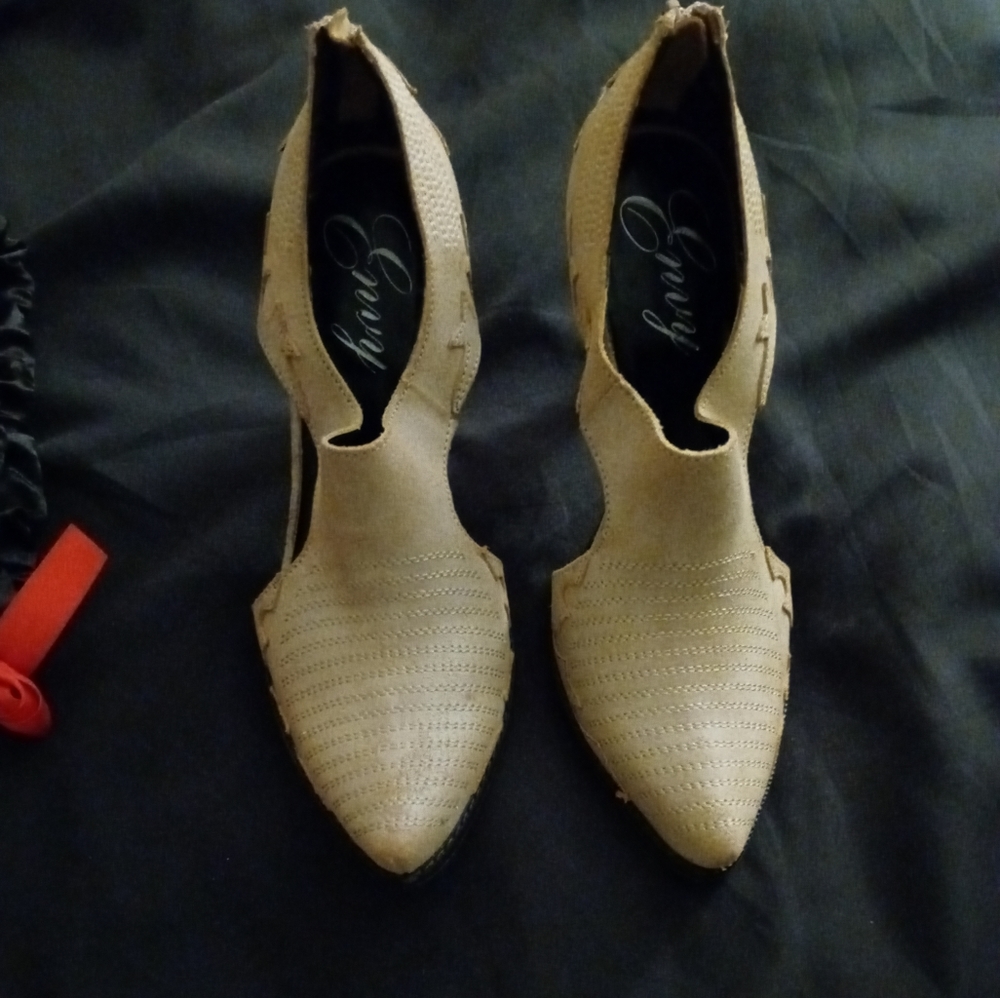 Envy's women beige leather ankle booties with side cuts. Size 10